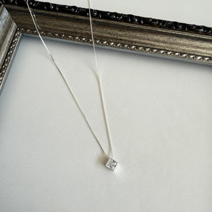 Collar Punto de Luz Rombo